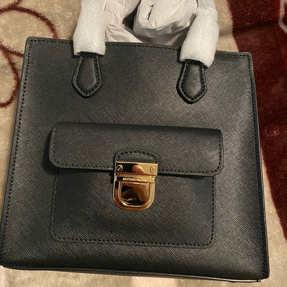 New minni black purse beautiful